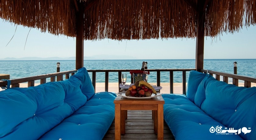 محوطه نشیمن در کنار ساحل هتل